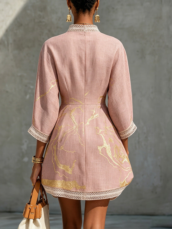 Nina | Miniabito in pizzo all'uncinetto rosa con motivi dorati e scollo a V